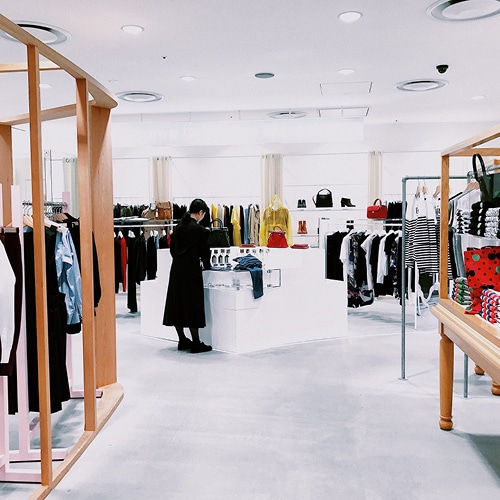 Spacious and uncluttered retail store layouts