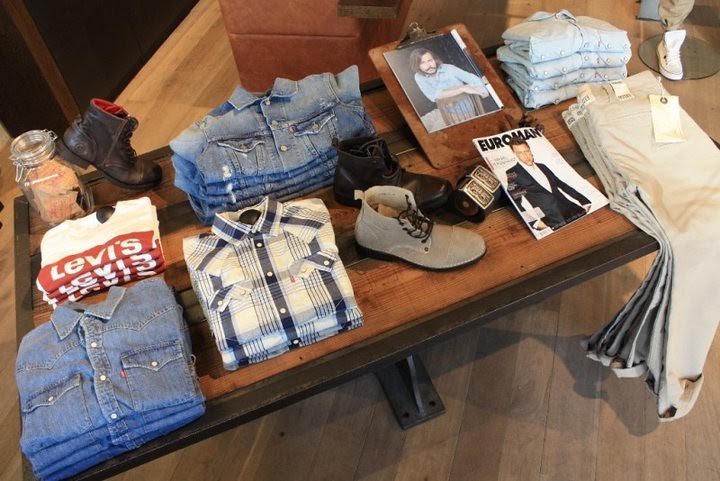 20 Unique Clothing Display Ideas [with Examples]